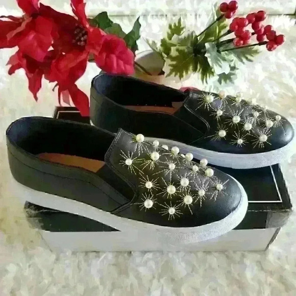 Qupid Women's Moira Sneaker - Picture 1 of 7
